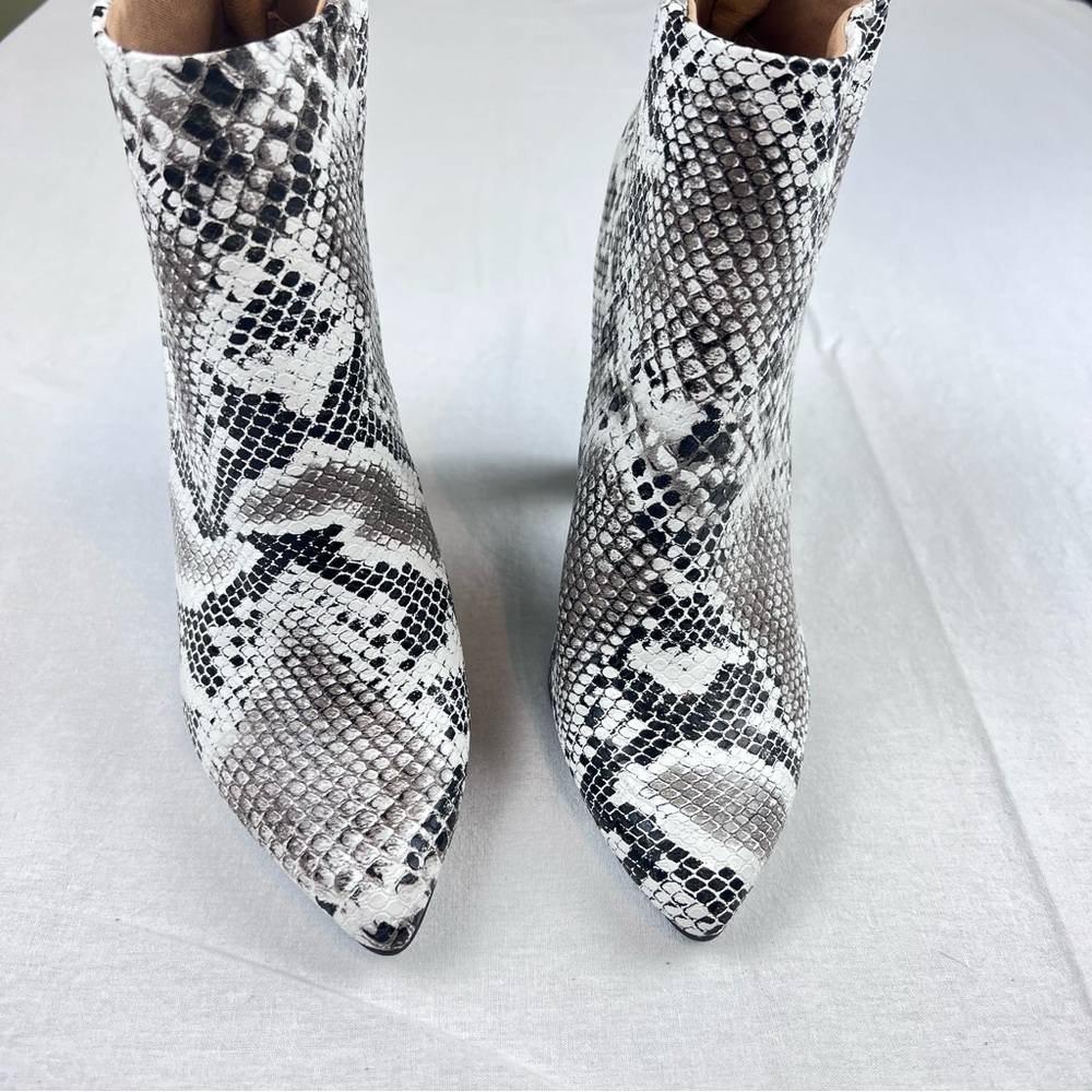 Qupid Women Snakeskin print Bootie 8.5 Faux Leather Point J Toe Black Ivory - Picture 4 of 11